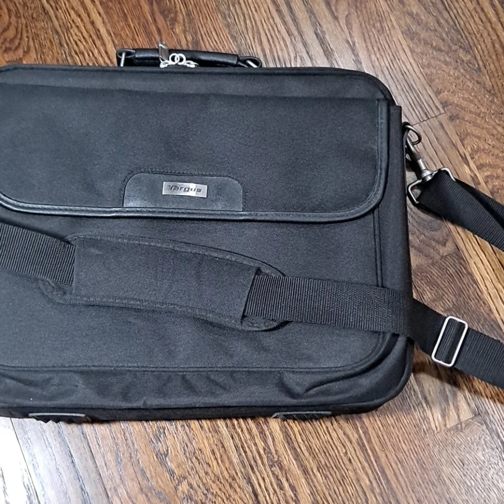 Targus Black Traditional Laptop Messenger Case